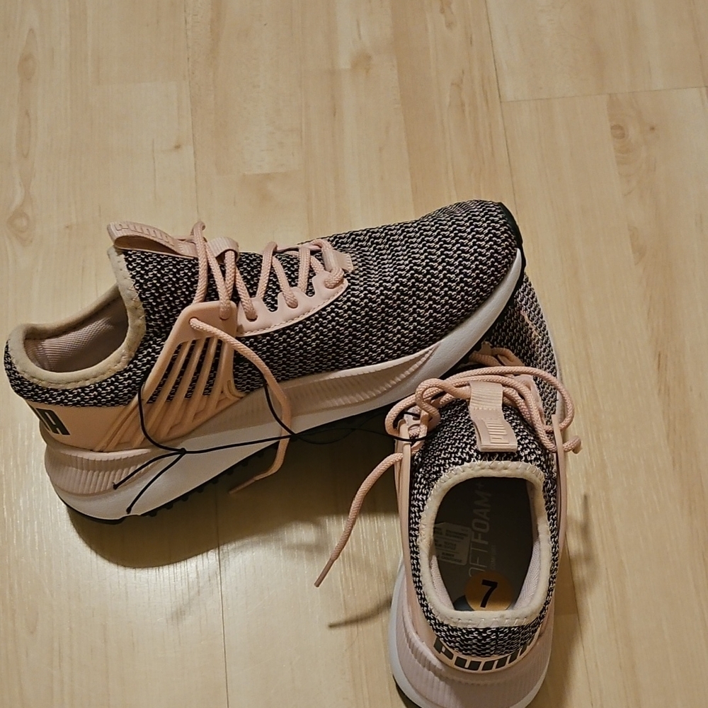 PUMA Stylish Women's Black and Pink Sneakers